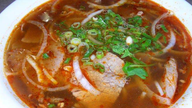 31. Rare Beef Spicy Noodle Soup (PhởTái SaTế) (生牛肉沙爹汤粉)